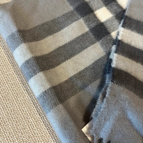 Burberry cashmere scarf - Picture 2 of 7